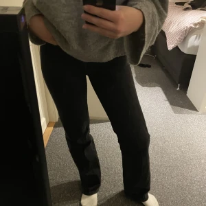 Svarta lågmidjade jeans  - Svarta lågmidjade jeans från BikBok i modellen low waist straight🫶🏼