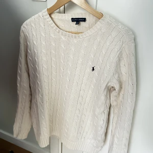 Ralph Lauren Tröja - jättefin tröja som aldrig används. har inga defekter, inte ens en fläck nånstans trots att den är helt vit. blir imponerad av mig själv ibland 🤍
