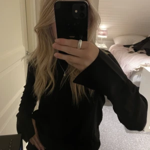 Satin blus - Superfin svart satin blus med slits i armarna, från Aware men köpt på Mq🖤