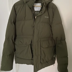 Vinterjacka  - Mörkgrön jacka från märket Les Deux. Nypris 4000 kronor. Storlek M. Inte kommit till användning och därav i helt ny skick. 