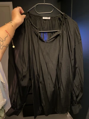 Blus - Svart blus i silkestyg 🖤 Aldrig använd 