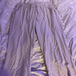 Linne byxor M lager 157 - Köpte dessa linne byxor i somras för 200kr och säljer dom nu efter som det inte riktigt är min stil, de är i storlek M och inte använda så mycket, lite skrynkliga på bilden men ska tvätta dom innan jag säljer dom såklart! Priset kan självklart diskuteras💕