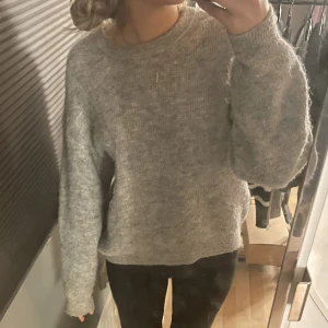 Stickad tröja  - Grå stickad tröja
