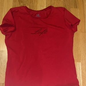 T shirt med glitter intryck  - Oanvänd Passar S