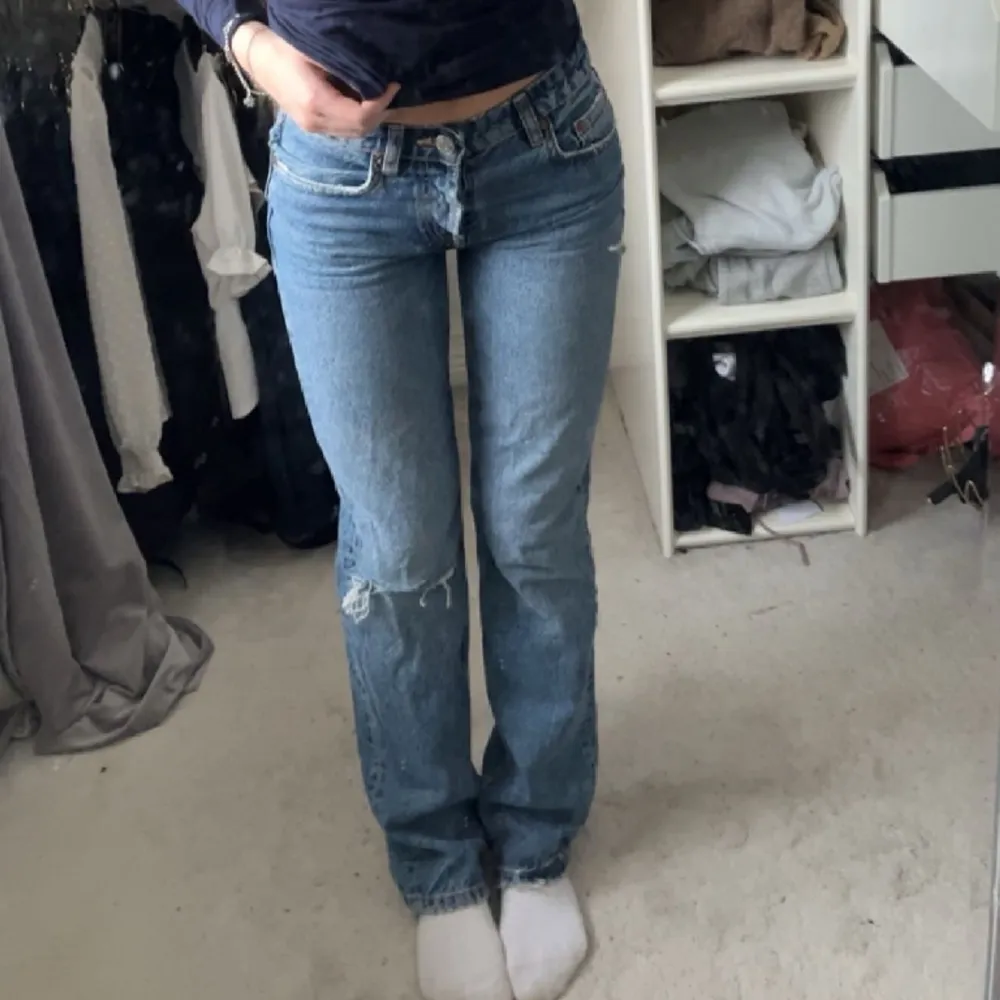 De populära jeansen från zara som inte längre säljs. Storlek 34 och passat mig som är 166. Knappt använda . Jeans & Byxor.