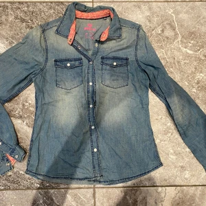 Jeansskjorta stl.152 - Jättefin jeansskjorta i storlek 152. Säljer pga stor garderobrensning. Kika gärna på mina andra annonser, säljer mycket. Samfraktar gärna:)