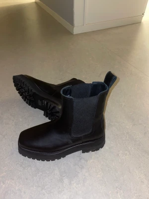 Chelseaboots läder  - Aldrig använda, endast provade Chelseaboots i läder. Storlek 39 Har kostat 1500kr, jag tar 700. 