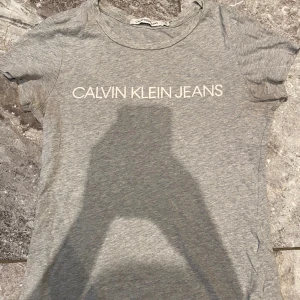 Tshirt Calvin Klein stl. xs - Grå T-shirt Calvin klein. Säljs i befintligt skick. Storlek xs. 