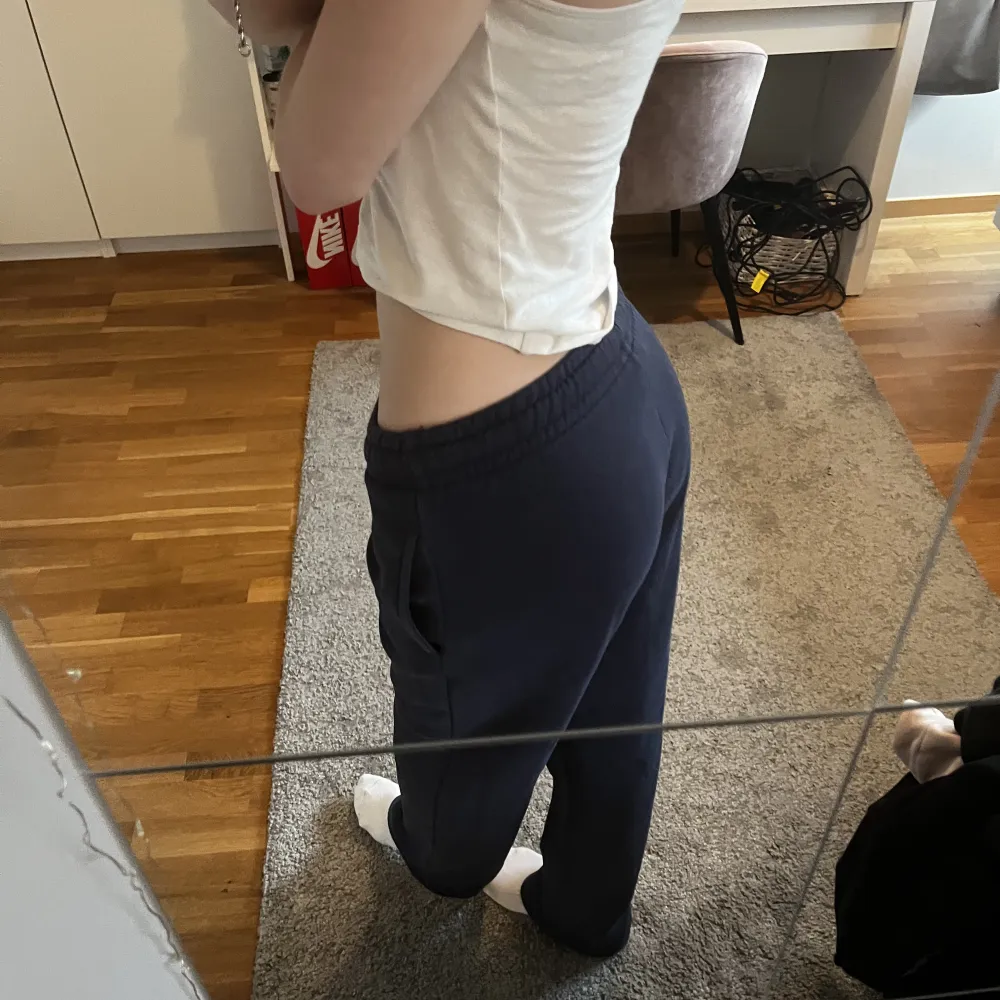 Andvända få gånger. Jag är 170 cm lång och de är bra i längden på mig. Kan diskutera pris. Jeans & Byxor.