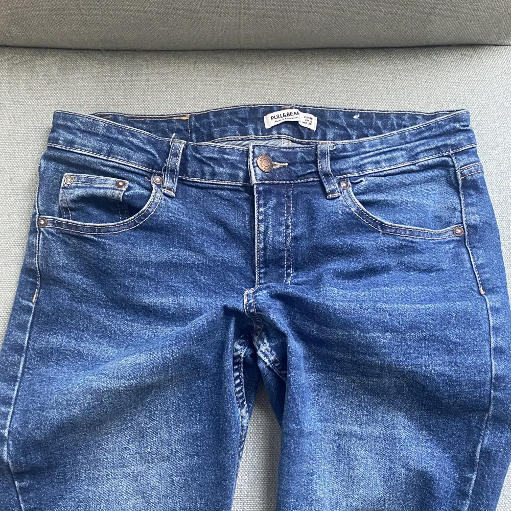 Jag säljer dessa jeans för att de är lite stora i midjan för mig som är nästan 170 cm. De är i jättebra skick direkt från zalando!💗 Ordinarie pris är 470kr.. Jeans & Byxor.