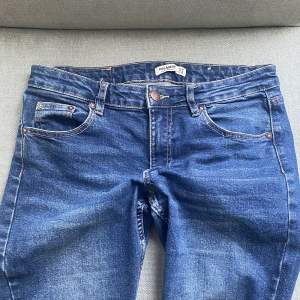 Jag säljer dessa jeans för att de är lite stora i midjan för mig som är nästan 170 cm. De är i jättebra skick direkt från zalando!💗 Ordinarie pris är 470kr.