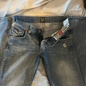Riktigt coola jeans från RaRe. Nypris 1999kr, köpta nya i butik och hittar inte denna modell på nätet. Står W28 i jeansen men skulle uppskatta dem mindre. Ca. Strl 34/xs-s. Ingen stretch i jeansen🙃. Använda ett par gånger bara pga för små för mig😫