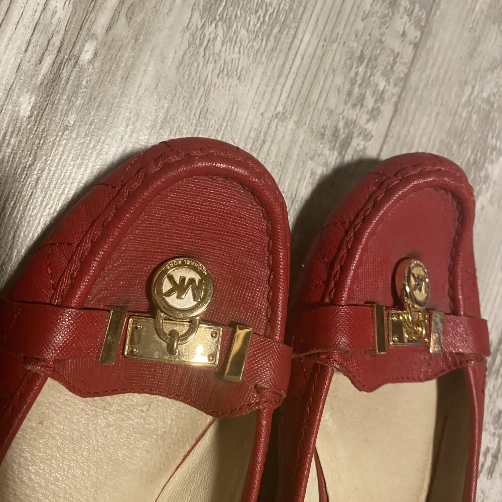 Michael kors flats, gently used, red color  . Skor.