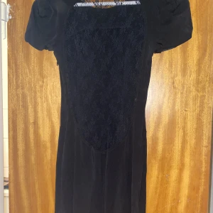 Cocktail dress  - Kort sexig cocktail klänning från French Connection.  Öppen spets rygg 