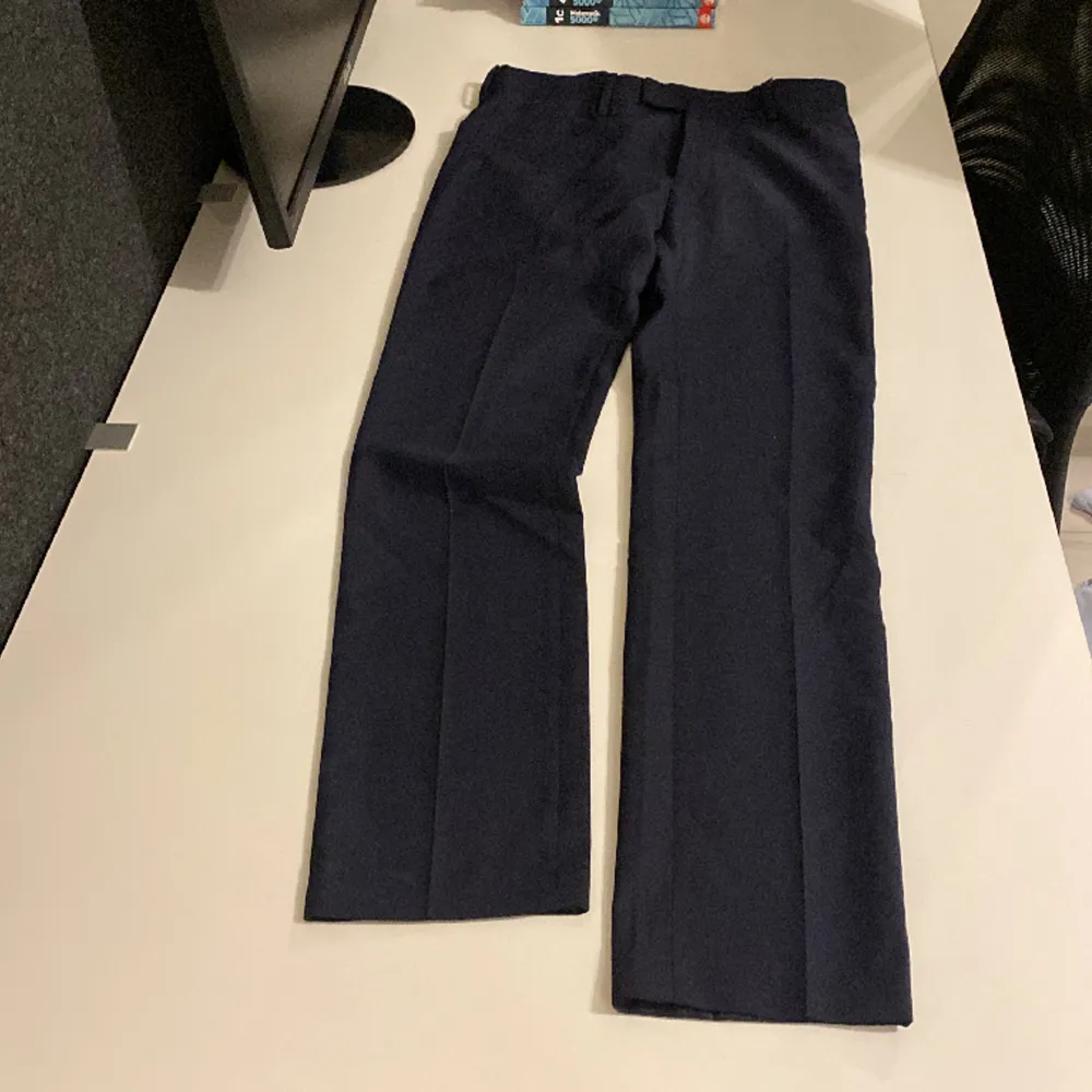 Dessa byxor är i nyskick, har ej använts, strl är 146 vilket motsvarar S-M, köpt för 800 kr. Jeans & Byxor.