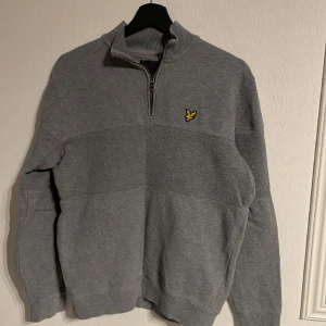 Lyle&scott half zip - Säljer denna lyle&scott tröja då den inte kommer till användning. Fint skick