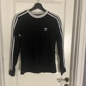 En adidas tröja i storlek XS. Köpt på adidas affären i mos