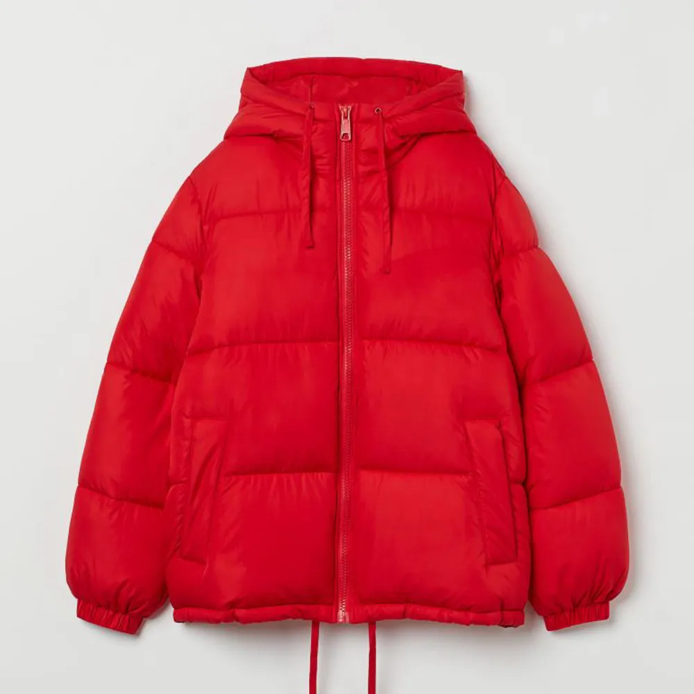 Röd puffer jacka ifrån h&m i bra skick, använd en vinter men inget mer💕köptes för 500kr, slutsåld på hemsidan. Jackor.
