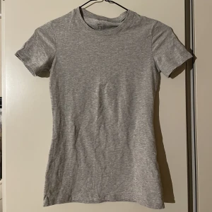 Grå Intimissimi t-shirt - Testad en gång. Säljs pga för stor. Nypris 200. 