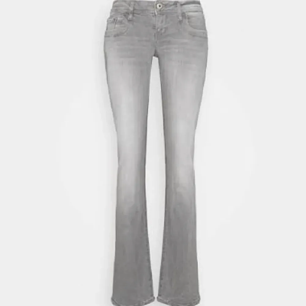 Hej! Säljer dessa supersnygga och Stockholmsstil jeansen ifrån Ltb/ zalando. Jeansen är i bra skick inga slitningar eller liknande❤️ . Jeans & Byxor.