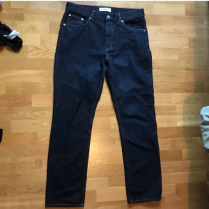 Whyred relaxed fit jeans oanvända  - Whyred Jeans inköpta för ett år sedan för 1500kr från Brothers. Helt oanvända sen dess. 