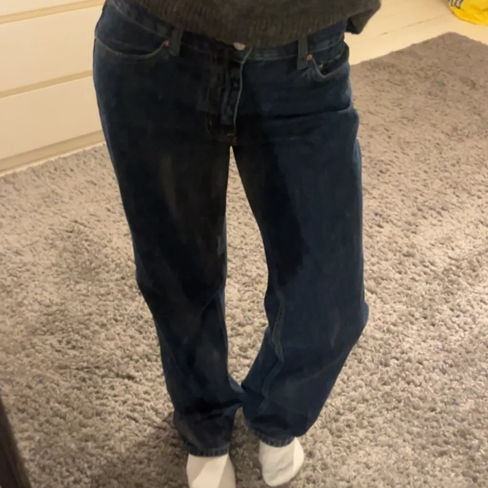 Ett par mörkblå low waist jeans från Gina. Använts ett fåtal gånger. Skit snygga 🤩🤩 . Jeans & Byxor.