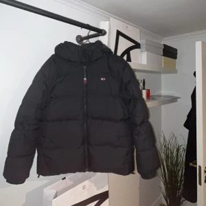 Tommy hilfiger jacka - En Tommy Hilfiger vinterjacka. Såklart är den äkta. Den har använts en vinter, men skicket är som nytt! Skriv om ni har frågor 💓