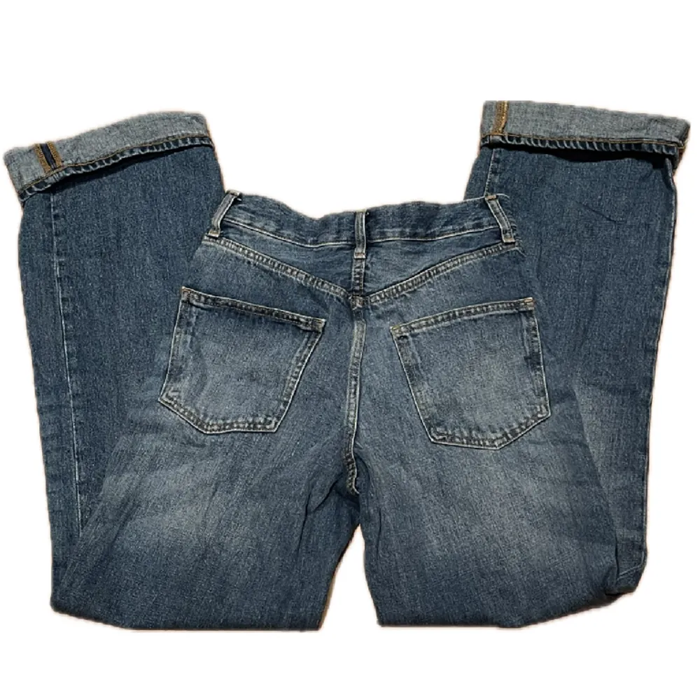 helt oanvända zara jeans som köptes för 600, i jättebra skick. skriv för mer bilder/info. Jeans & Byxor.