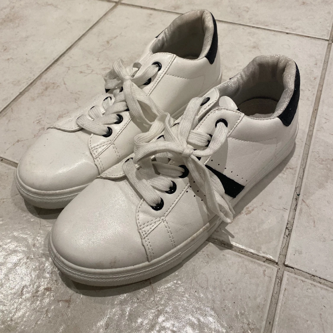 Vita sneakers med svarta glittriga detaljer - 91