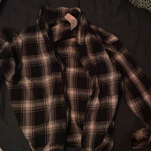 fin overshirt/ kofta - En svartvit kofta/overshirt som sitter sitter som en smäck tillsammans med en enfärgad tröja under, mycket fint! 