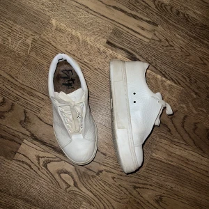 Eytys skor - Skit snygga skor från eytys som tyvärr inte kommer till användning! Använt några få gånger och därmed i mycket bra skick✨Köpta på eytys butiken i Stockholm. Kan mötas upp i Stockholm eller frakta☺️