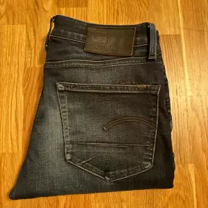G-star jeans i nyskick. Storlek 30/36, passar en mellan 191-195 cm lång. Hör av er vid frågor!