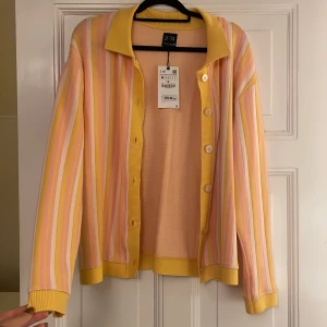 Superfin kofta zara - Superfin randig kofta från zara som tyvärr inte kommit till användning. Storlek M, frakt tillkommer 