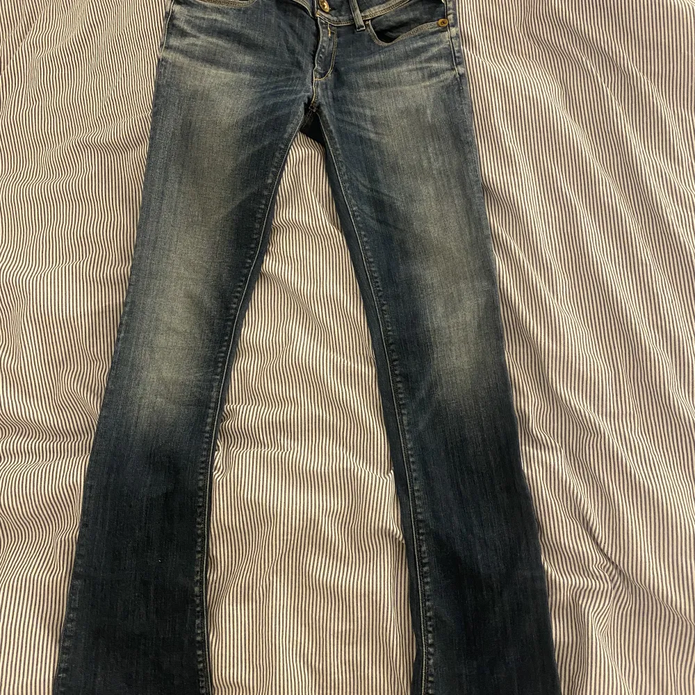 Jättesnygga replay jeans som jag köpt på sellpy men tyvär inte passade. Dem är i strl 26 men passar bra i längden på mig som är 161cm.💗. Jeans & Byxor.