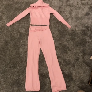 Rosa mysset från Loriviva  - Ett rosa mysset från Loriviva i storlek s. Extremt mjukt, fint och perfekt nu till vintern men säljer då det inte kom till användning. För mer bilder skicka meddelande. 