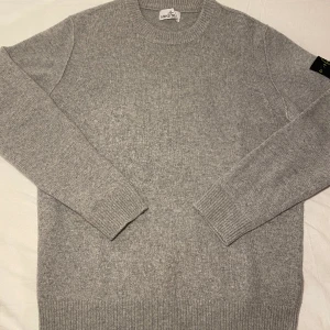 Stickad stone tröja - Köpte secondhand men var för stor när jag fick den så försöker nu sälja den vidare :)