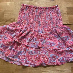 Utsvängd kjol - Super söt utsvängd kjol, nyskick då den är oanvänd! Hund finns i hem. 