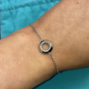 Armband från Edblad - Armband från Edblad Smal kedja med berlock Använd men i helt & fint skick