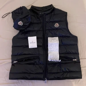 Moncler gui vest  - Ingen skada alls på den. Storlek 2