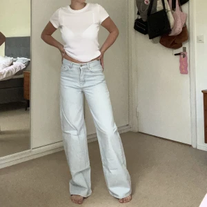 Junkyard jeans - Wide leg jeans från junkyard i en ljusblå färg, fint skick