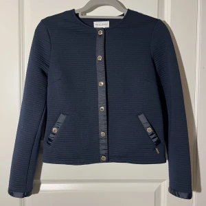 Marinblå kofta  - Toppskick, knappt använd. Lite tjockare och hårdare material 