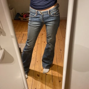 Edc by esprit - Säljer nu mina favorit jeans då dom tyvärr inte kommer till användning längre. Några rhinestones saknas ifrån midjan men inget märkbart. Lite slitage längst ner❤️Storlek 38 men passar även 36. Har 34 och dom är lite stora