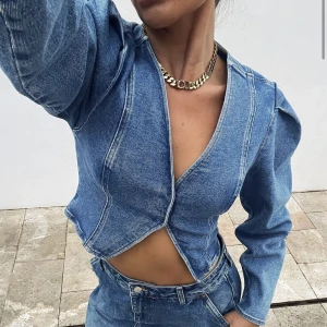 Slutsåld denimtopp från Nakd - Superfin topp från NA-KD som tyvärr inte passar mig. Storlek 38, har kvar prislapparna. Säljer för 250kr + frakt. 