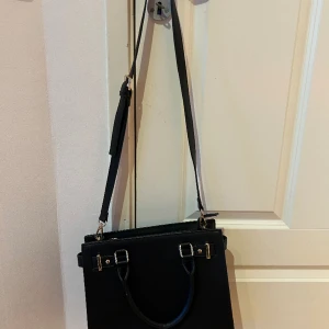 Väska - Helt ny handväska/axelväska. Använd max 1 gång 🤍 Säljer då den ej kommer till användning 