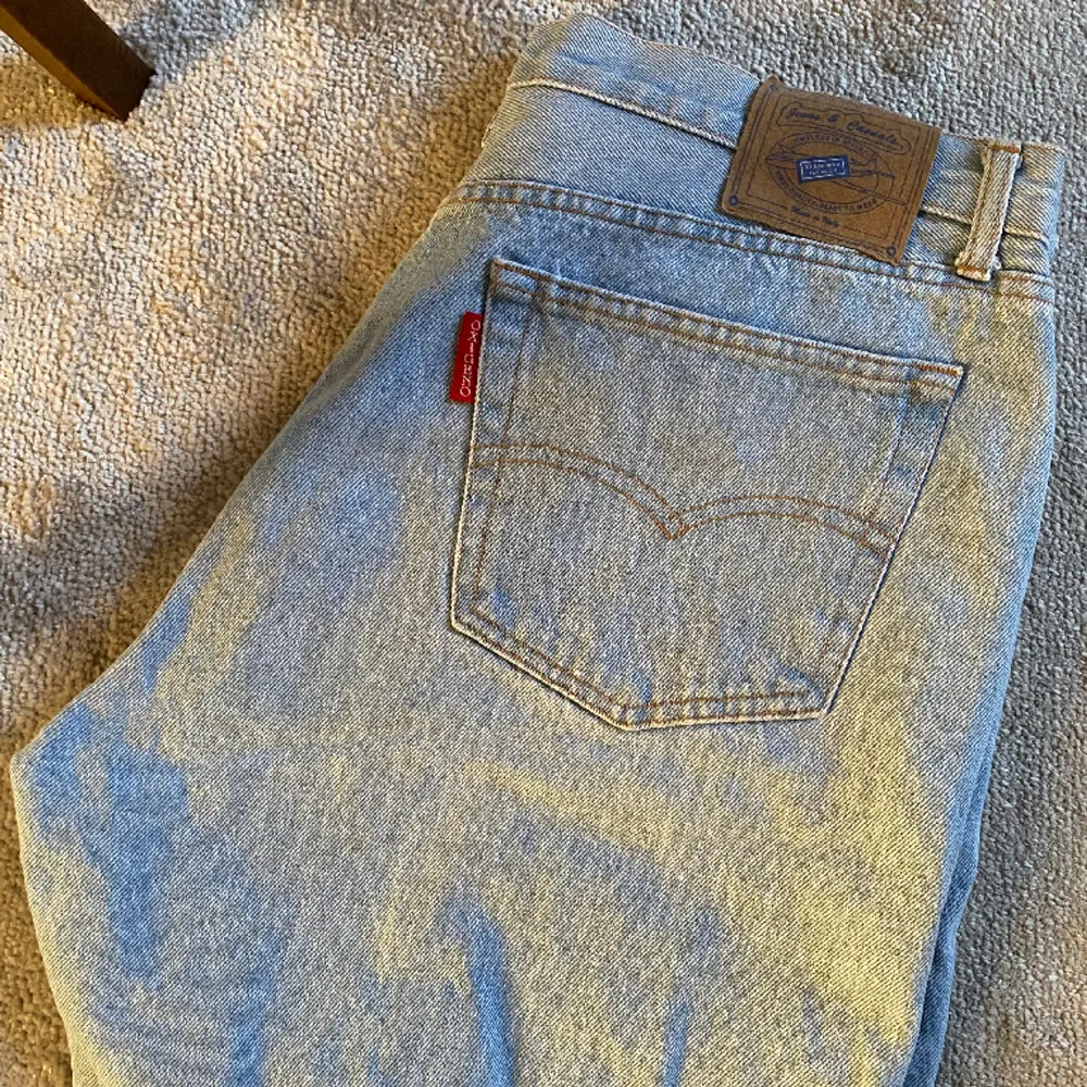 Ljusblå jeans köpta second hand från Humana för 200kr (prislapp kvar). I bra skick!. Jeans & Byxor.