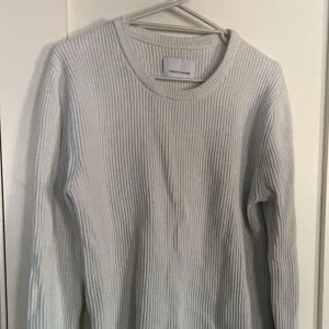 Samsoe  - Riktigt snyggt stickad samsoe tröja som är väldigt bekväm och i väldigt bra skick, för endast 150kr