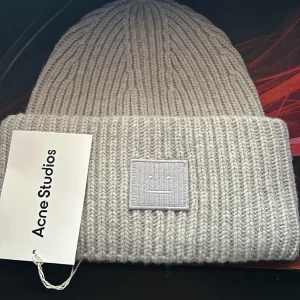 Acne Mössa - Tja säljer nu min acne mössa som är använd 1 vinter (förra vintern) färgen är ljusgrå kan fraktas om köpare står för frakt. Priset är ej hugget i sten.