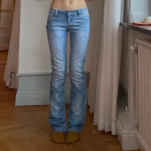 Helt nya lågmidjade jeans - Superfina lowwaist jeans som har prislapparna kvar. Raka/utsvänga i benen. Jättefina blekningar på benen och detaljer på fickorna💗skriv om ni undrar något