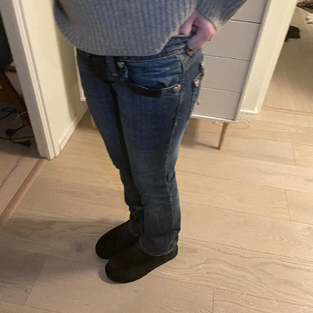 Äkta Philipp plein jeans limited edition nua 3000 typ köpt på Stocholm stadsmission skulle behållt men passar ej mig längre det är min kompis på bilden passar perfekt på henne hon är 165💗🙌 skriv privat för mer bilder. Jeans & Byxor.