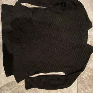 Tröja stl.L - I princip oanvända. Bara legat på vinden ett tag. Säljer en likadan i vit. Ryggen är lite öppen. Håller en rikigt varm. Säljer en likadant vit också. Säljer pga garderobrensning. Kika gärna på mina andra annonser, säljer mycket. Samfraktar gärna:)